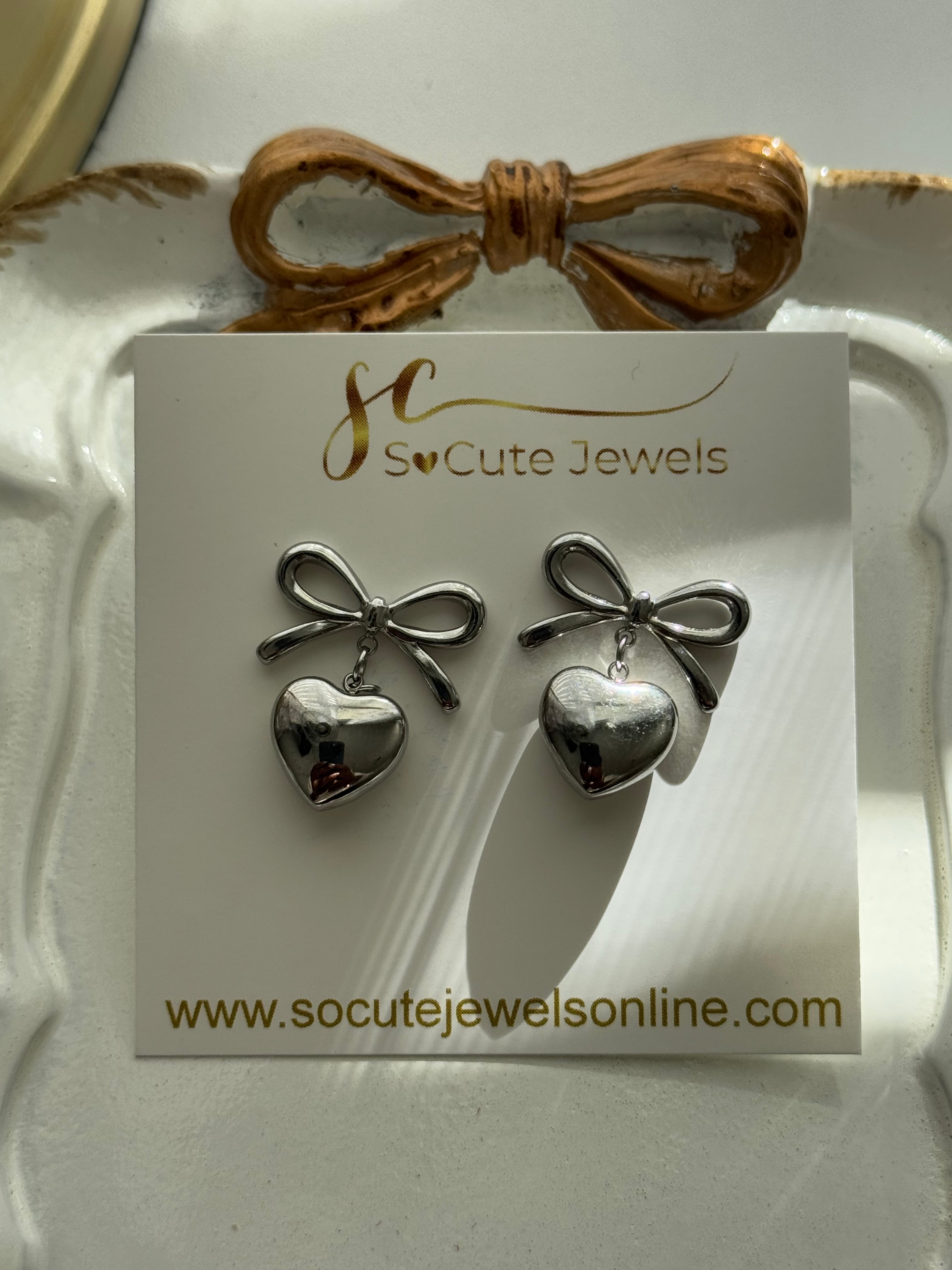 Bow Corazón Necklace