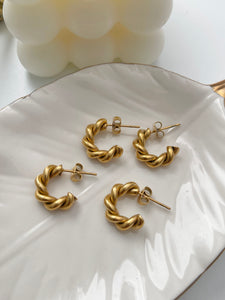 Leti Twisted Small Hoops